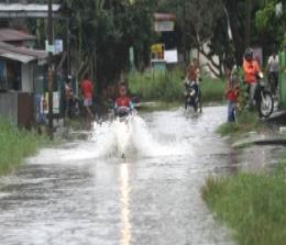 Persoalan banjir di pemukiman masyarakat Pekanbaru hingga saat ini masih dikeluhkan (foto/int)